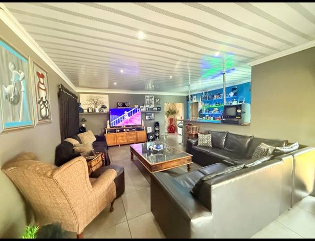 2 BEDROOM HOUSE FOR SALE IN VANDERBIJLPARK CW 5